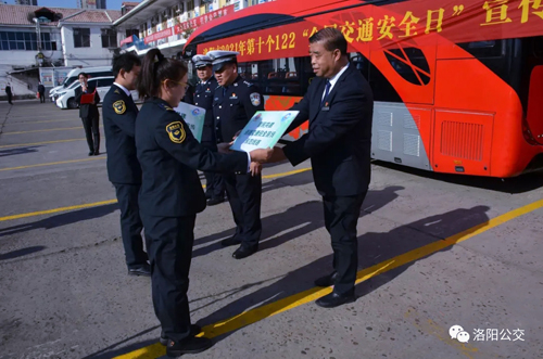 公交、交警戮力同心保安全