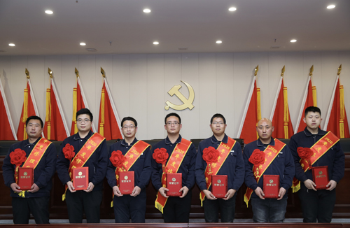 0206 修理能手從左至右依次為 邵冠峰、王寶玉、潘春樂、李龍、許特斯、韓利杰、寇增亮.jpg