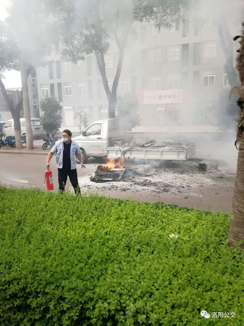 驚險(xiǎn)！高溫天小貨車“上火” 萬幸！路遇公交車長及時(shí)“滅火”