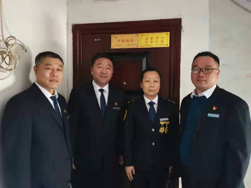 “一人得獎，全家光榮” 送“牌”上門，集團為標兵先進送去榮譽喜報牌匾