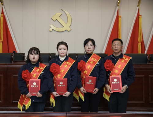 0207 從左至右依次為 點鈔能手王璐、充值能手孫昭娣、教學(xué)能手王慧娟、孫衛(wèi)東.jpg