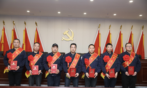 0202  標(biāo)兵從左至右依次為 苗田、尤建鵬、劉德斌、褚聰偉、王占峰、解偉強、馬群藝.jpg